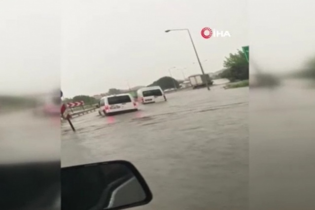 Bursa'da ağaçlar devrildi, otoparklar şelaleye, yollar göle döndü