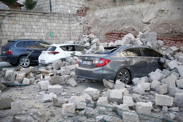 İstinat Duvarı Çöktü, Devrilen iş Makinesinin İçinden Böyle Çıktı