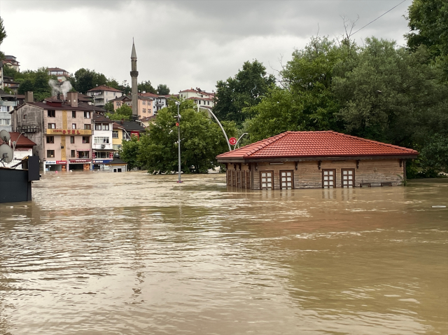 Sel ve heyelan nedeniyle hayatın durma noktasına geldiği Karadeniz'de 13 il için yeni uyarı!