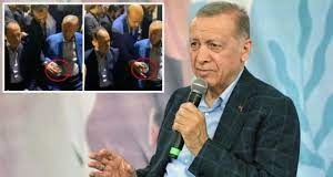 Cumhurbaşkanı Erdoğan'ın koruması tarafından getirilen açık bardaktan su içmemesi gündem olurken, görüntüler sosyal medyada çok konuşuldu