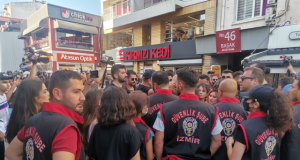 İzmir'de LGBT yürüyüşüne polis müdahalesi: 50'nin üzerinde gözaltı