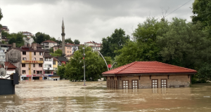 Sel ve heyelan nedeniyle hayatın durma noktasına geldiği Karadeniz'de 13 il için yeni uyarı!