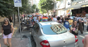 Yürüyüş yapmayı planlayan LGBT'liler Taksim'de toplanmaya başladı