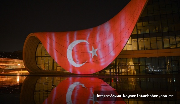 Azerbaycan’da Haydar Aliyev Merkezi’ne Türk bayrağı görüntüsü yansıtıldı