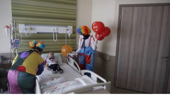 Hastanede tedavi gören çocuklara sürpriz
