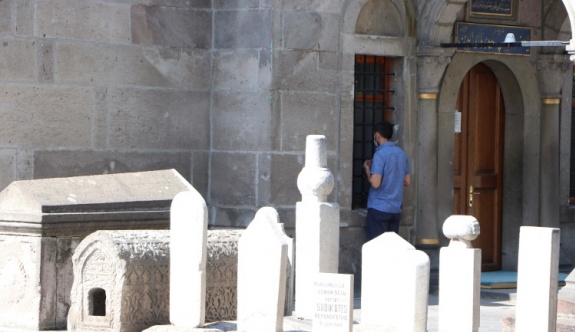 Türbelerde 'YKS' yoğunluğu