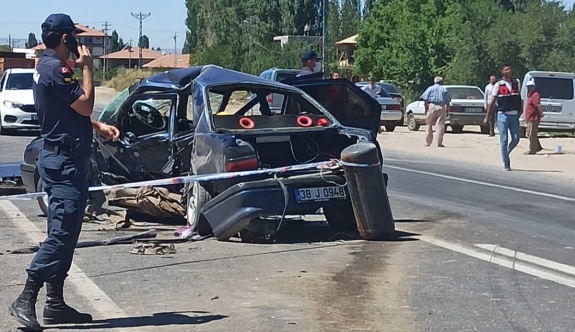 Aracın hurdaya döndüğü kazada 2 kişi hayatını kaybetti