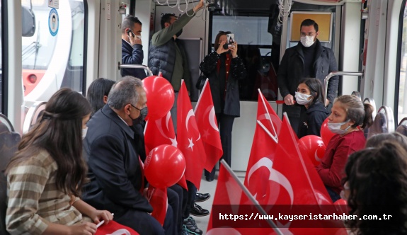 BAŞKAN YALÇIN VE ÖĞRENCİLER TRAMVAYDA İSTİKLAL MARŞI OKUDU