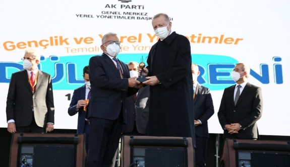 Başkan Büyükkılıç Cumhurbaşkanı Erdoğan`ın Elinden Bir Ödül Daha Aldı