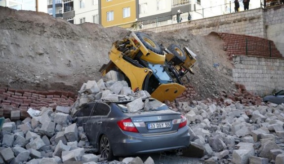 İstinat Duvarı Çöktü, Devrilen iş Makinesinin İçinden Böyle Çıktı