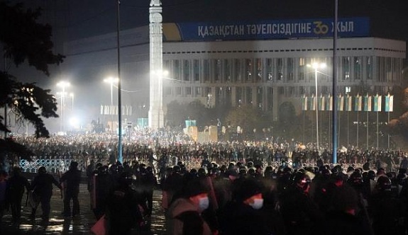 Kazakistan'da Protestolar Hükümet Düşürdü! Akaryakıt ve Gıda Fiyatlarına Devlet Düzenlemesi Geldi