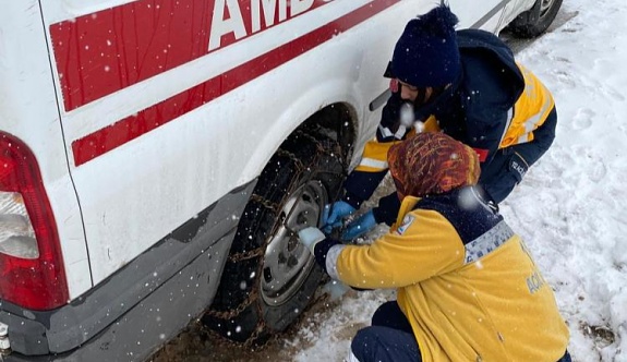 Kara Saplanan Ambulansa Kadın Sağlık Çalışanları Zincir Taktı