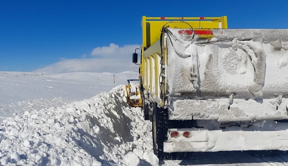 Yoğun Kar Yağışı Ardından Belediye Ekiplerinin Yol Açma Çalışmaları Devam Ediyor