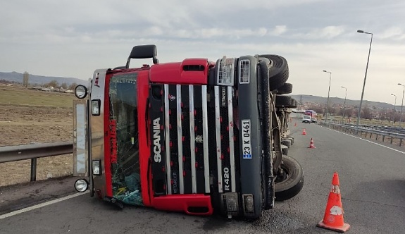 Kayseri’de Virajı Alamayan Tır Devrildi