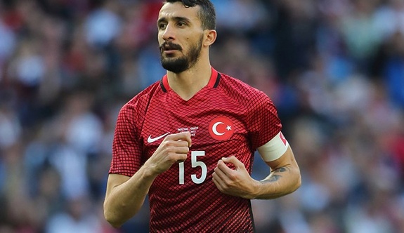 Mehmet Topal futbolu bıraktı: Bambaşka bir serüvenin ilk adımını atmaya giderken hepinizin huzurunda saygı ile eğiliyorum