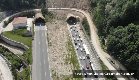 Tatilciler Bolu Dağı'nda kilometrelerce araç kuyruğu oluşturdu