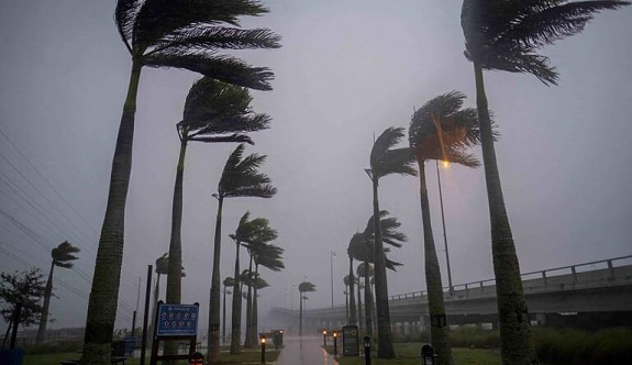 Florida'da Kasırga 2,5 Milyondan Fazla Kişiyi Elektriksiz Bıraktı