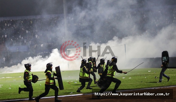 Endonezya'da futbol maçında izdiham!