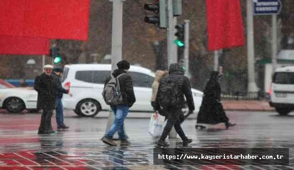 Kayseri'ye mevsimin İlk Karı Yağdı