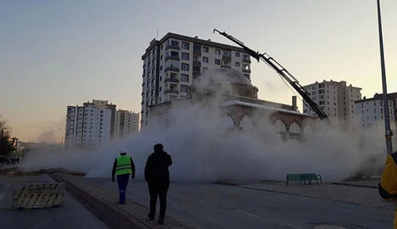 Kayseri’de ağır hasarlı minareler yıkıldı