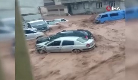 Şanlıurfa'da mahalleler dere yatağına döndü, sel suları araçları böyle sürükledi