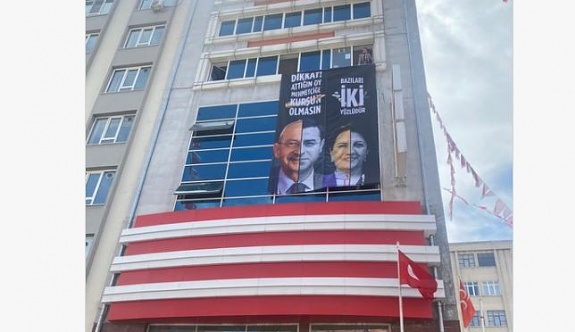 MHP İl Binasında Millet İttifakı'na afişli 'iki yüzlülük' göndermesi