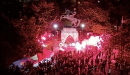 Atatürk Heykeli'nin Önünde Meşalelerle Nöbet