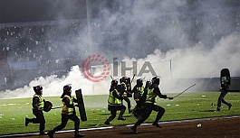 Endonezya'da futbol maçında izdiham!