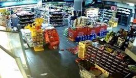 Kayseri'deki deprem kamerada: Raflardaki ürünler yere saçıldı