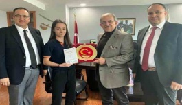 Kemal Tekden'den Avrupa Şampiyonu öğrencisine plaket