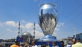 UEFA Şampiyonlar Ligi Finali'ne saatler kala Taksim'de coşkulu görüntüler