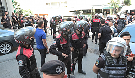 Yürüyüş yapmayı planlayan LGBT'liler Taksim'de toplanmaya başladı